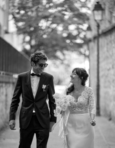 Les mariés se regardent amoureusement