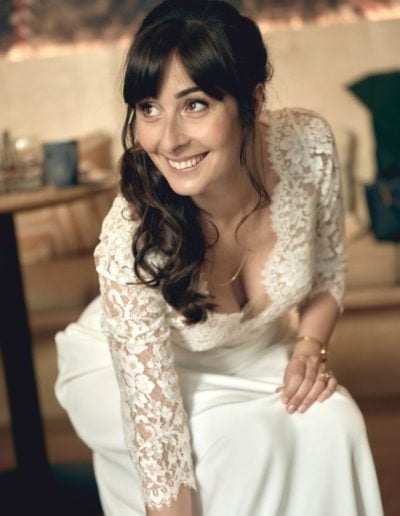 La mariée est heureuse elle se prépare à partir à la mairie