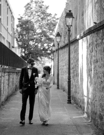 les mariés marchent dans les rues de St Cloud