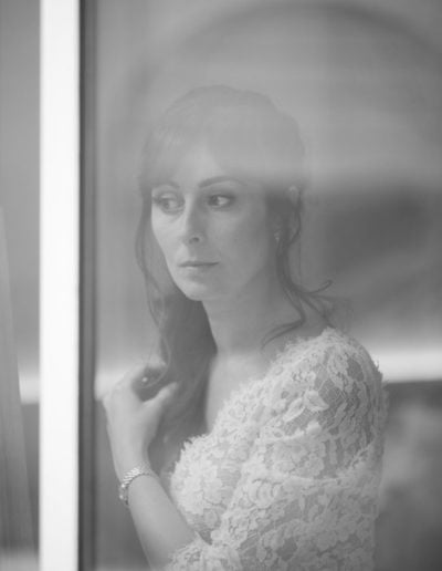 La mariée qui se prépare pour rejoindre les invités à la mairie