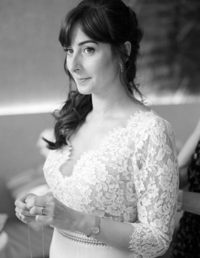 La mariée qui se prépare pour aller à la mairie