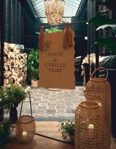 Panneau de bienvenue de forme ondulée avec des lanternes