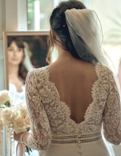 Mariée qui se regarde dans le miroir