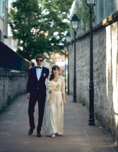 Les mariés marchent dans les rues de St Cloud