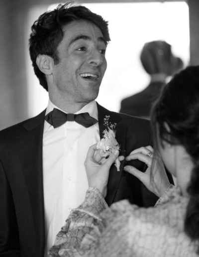 Photo en noir et blanc pendant les préparatifs du marié