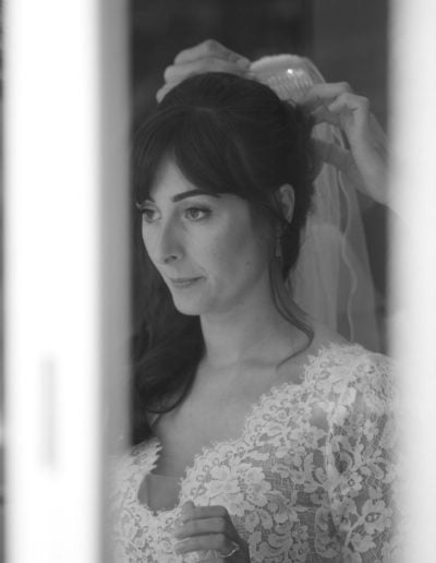 Pendant les préparatifs, la mariée met son voile