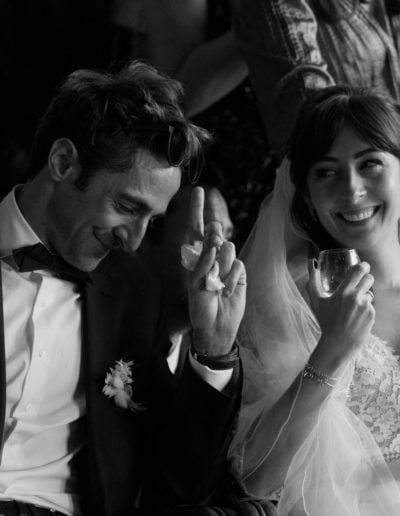 Les mariés qui sourient pendant leur soirée