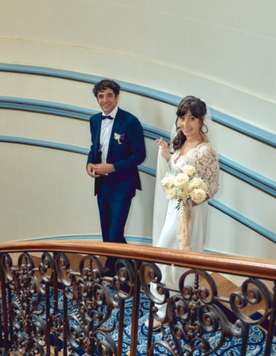 Un couple à la sortie de la cérémonie civile