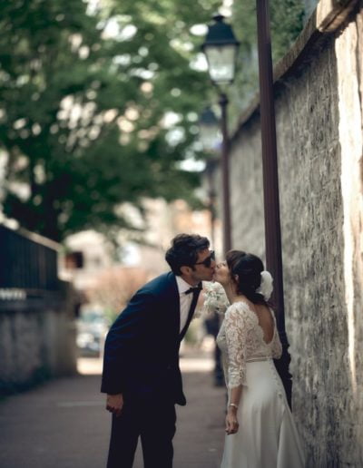 les jeunes mariés marchent dans les rues de St Cloud